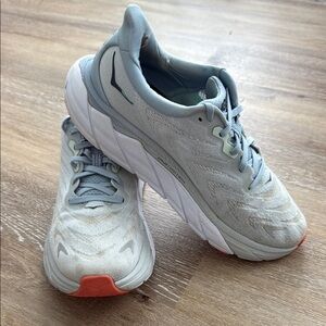 HOKA ONE ONE ARAHI 6 Size 9B Light Blue Athletic Shoes with Modern Design